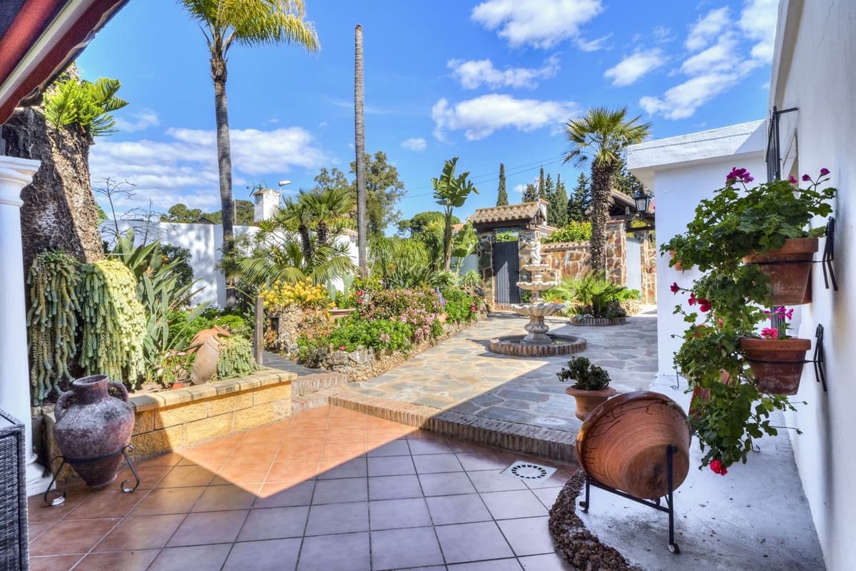 3 bedroom Villa for sale in Las Chapas with pool - € 970,000 (Ref: 9541775)