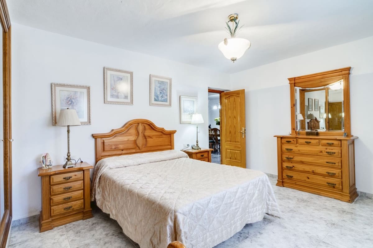 3 bedroom Villa for sale in Las Chapas with pool - € 970,000 (Ref: 9541775)