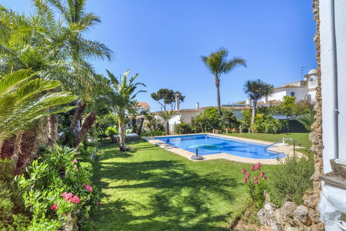 3 bedroom Villa for sale in Las Chapas with pool - € 970,000 (Ref: 9541775)
