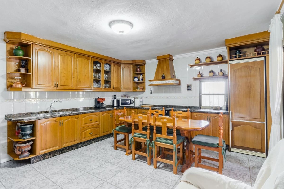 3 bedroom Villa for sale in Las Chapas with pool - € 970,000 (Ref: 9541775)