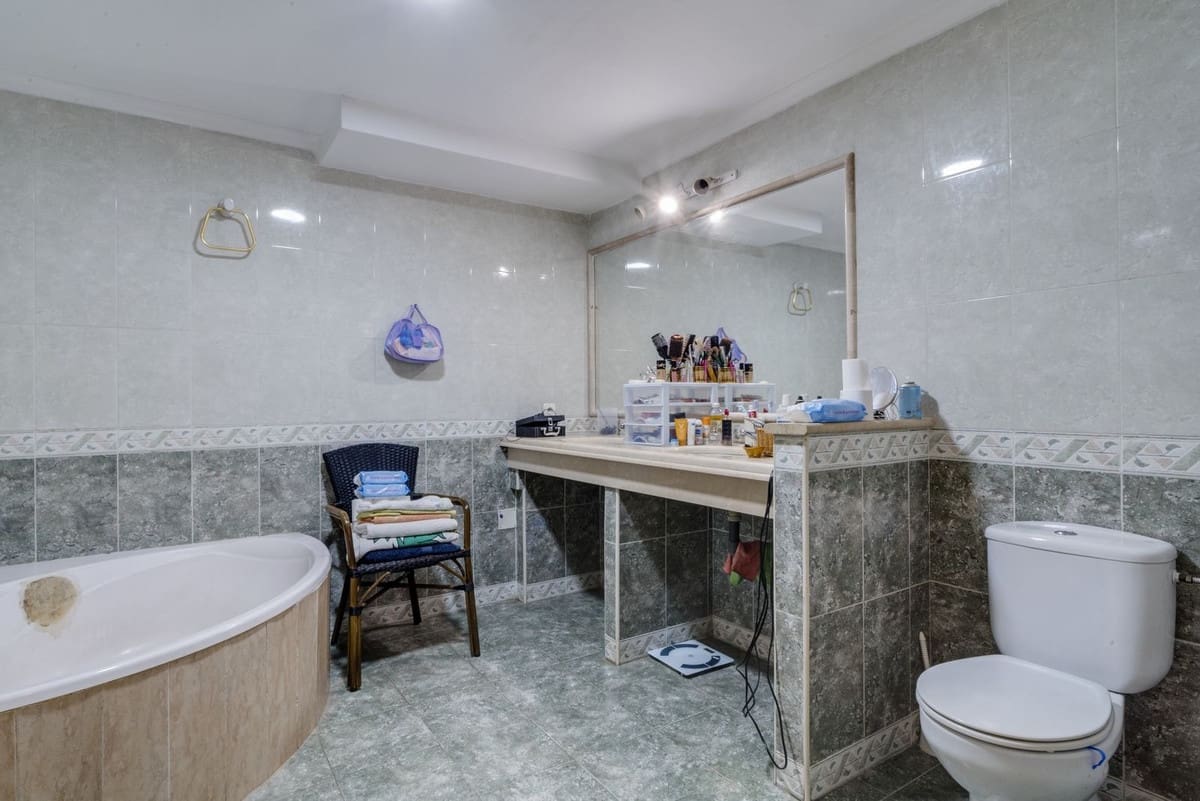 4 bedroom Semi-detached Villa for sale in Marbella - € 650,000 (Ref: 9541777)