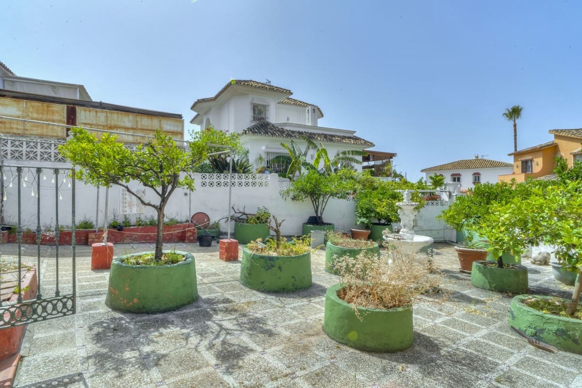 4 bedroom Semi-detached Villa for sale in Marbella - € 650,000 (Ref: 9541777)