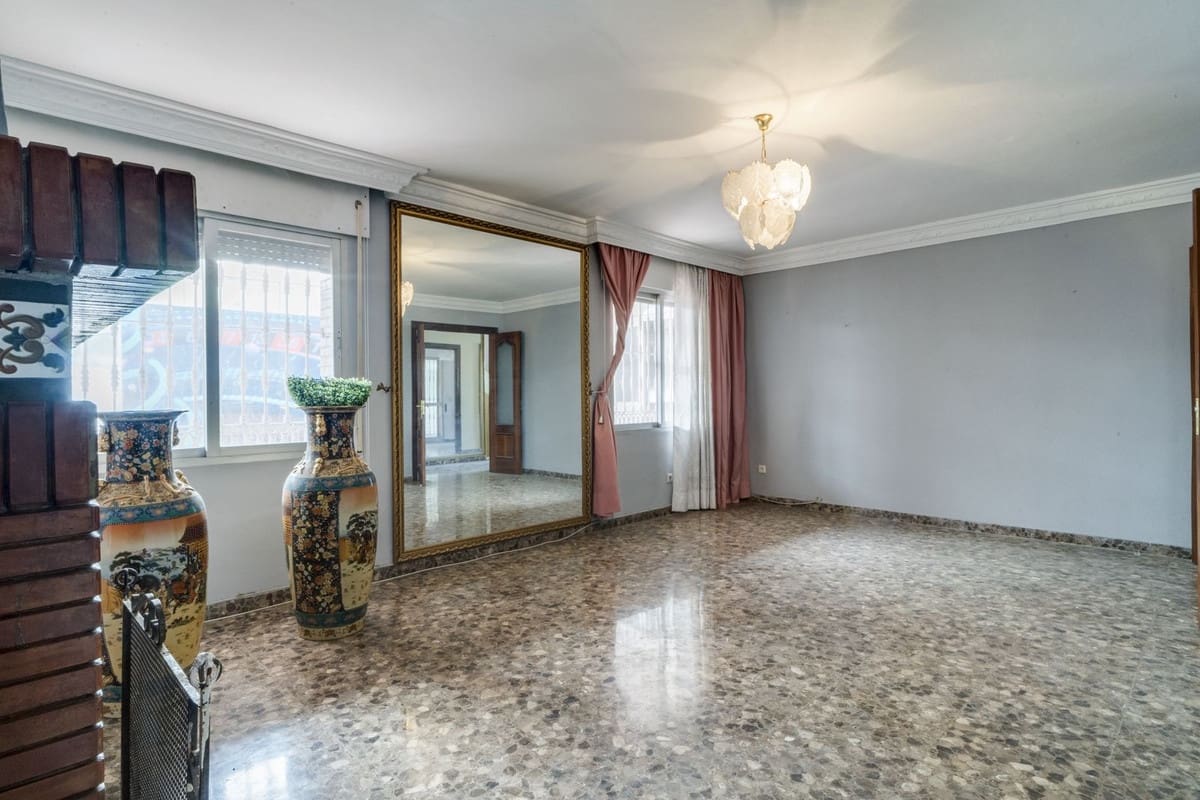 4 bedroom Semi-detached Villa for sale in Marbella - € 650,000 (Ref: 9541777)