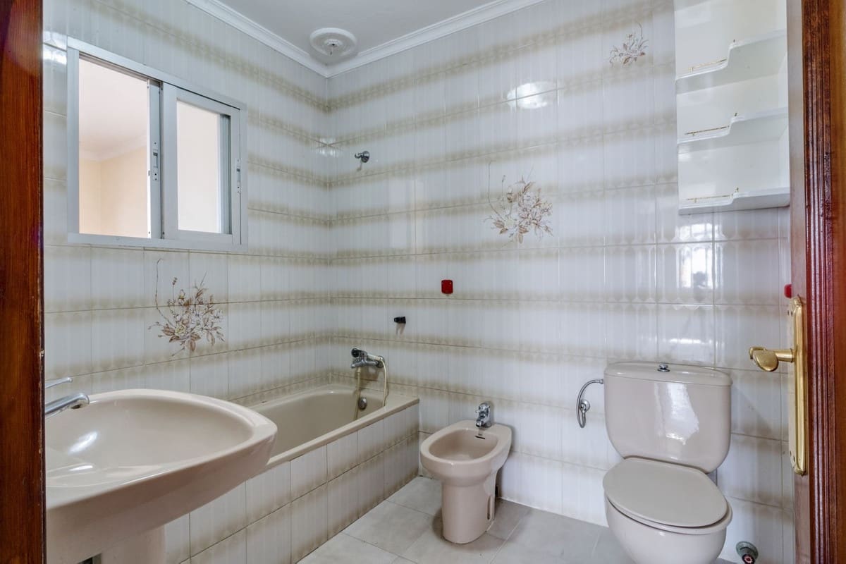 4 bedroom Semi-detached Villa for sale in Marbella - € 650,000 (Ref: 9541777)