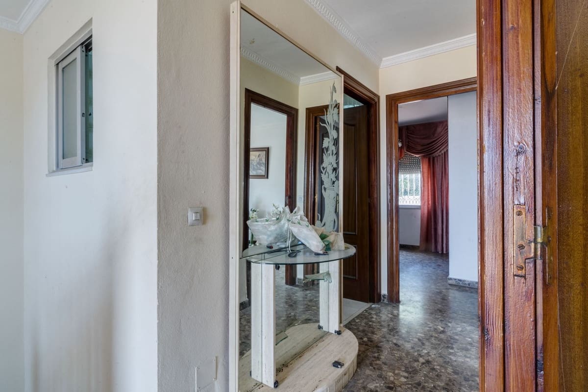 4 bedroom Semi-detached Villa for sale in Marbella - € 650,000 (Ref: 9541777)