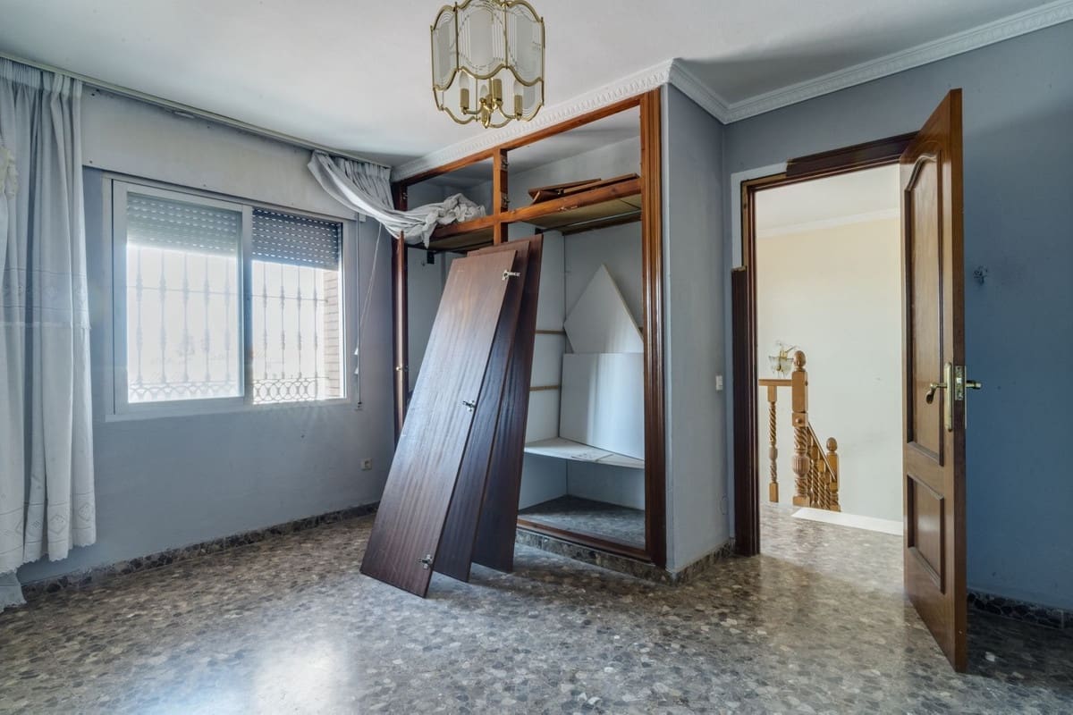 4 bedroom Semi-detached Villa for sale in Marbella - € 650,000 (Ref: 9541777)