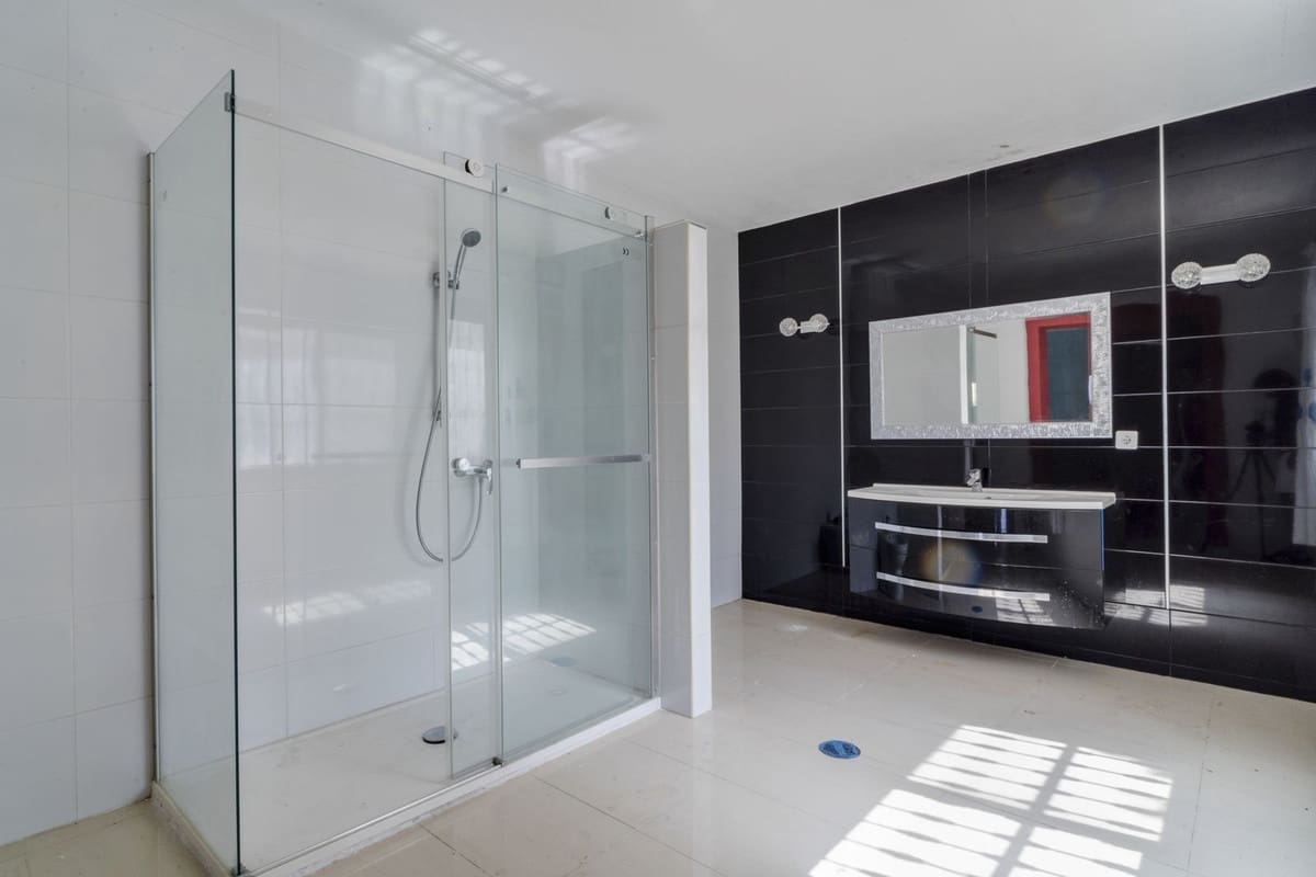 4 bedroom Semi-detached Villa for sale in Marbella - € 650,000 (Ref: 9541777)