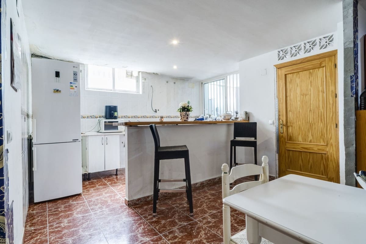 4 bedroom Semi-detached Villa for sale in Marbella - € 650,000 (Ref: 9541777)