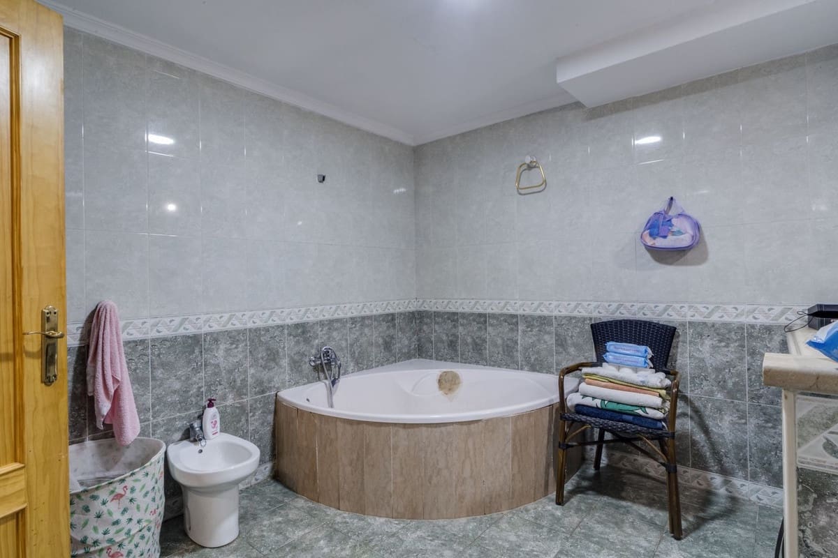 4 bedroom Semi-detached Villa for sale in Marbella - € 650,000 (Ref: 9541777)