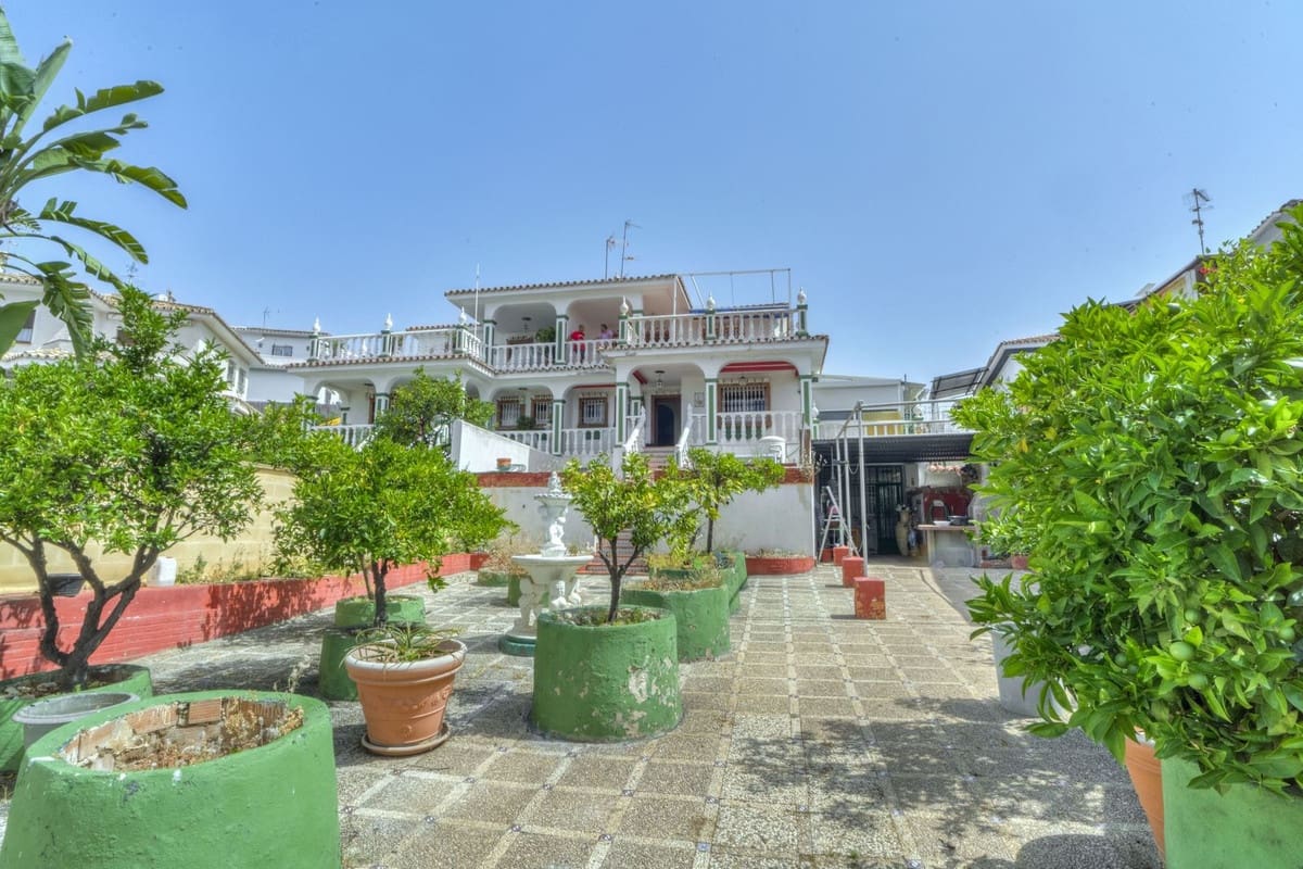 4 bedroom Semi-detached Villa for sale in Marbella - € 650,000 (Ref: 9541777)