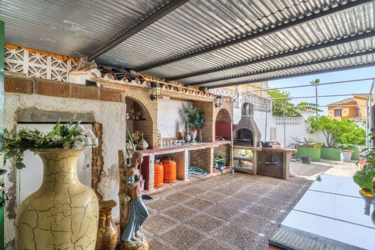 4 bedroom Semi-detached Villa for sale in Marbella - € 650,000 (Ref: 9541777)