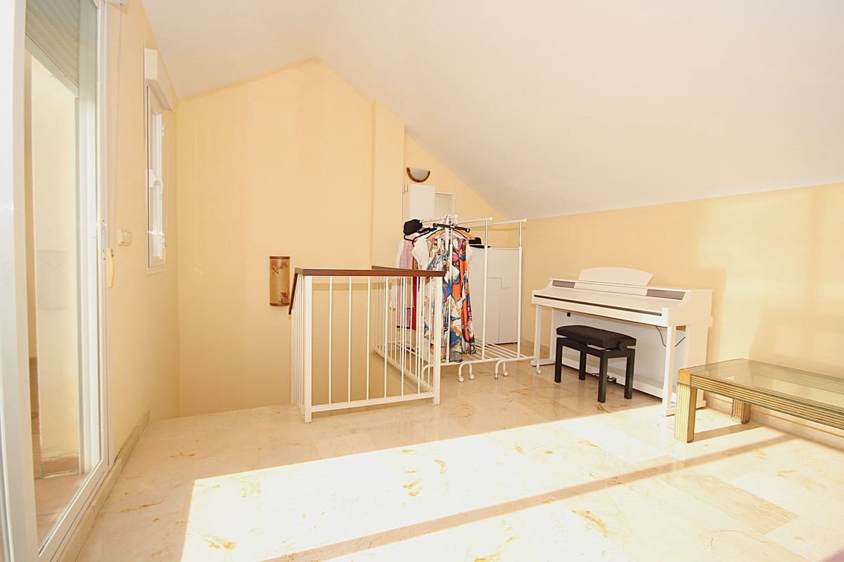 4 quarto Casa em Banda para venda em El Rosario com piscina garagem - 649 000 € (Ref: 9541778)