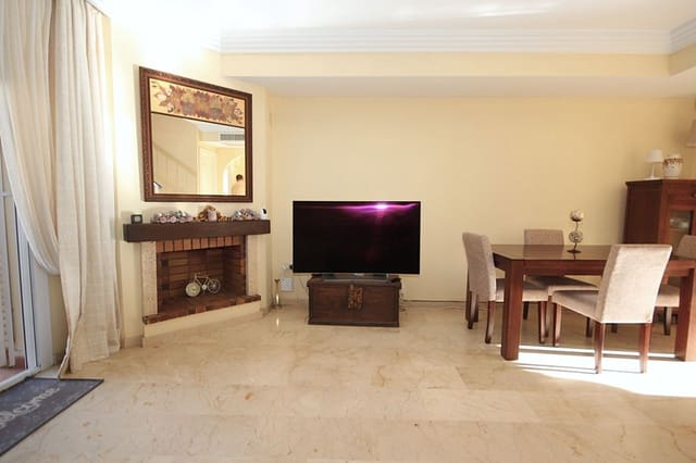 4 chambre Maison de Ville à vendre à El Rosario, Marbella avec piscine garage - 579 000 € (Ref: 9541778)