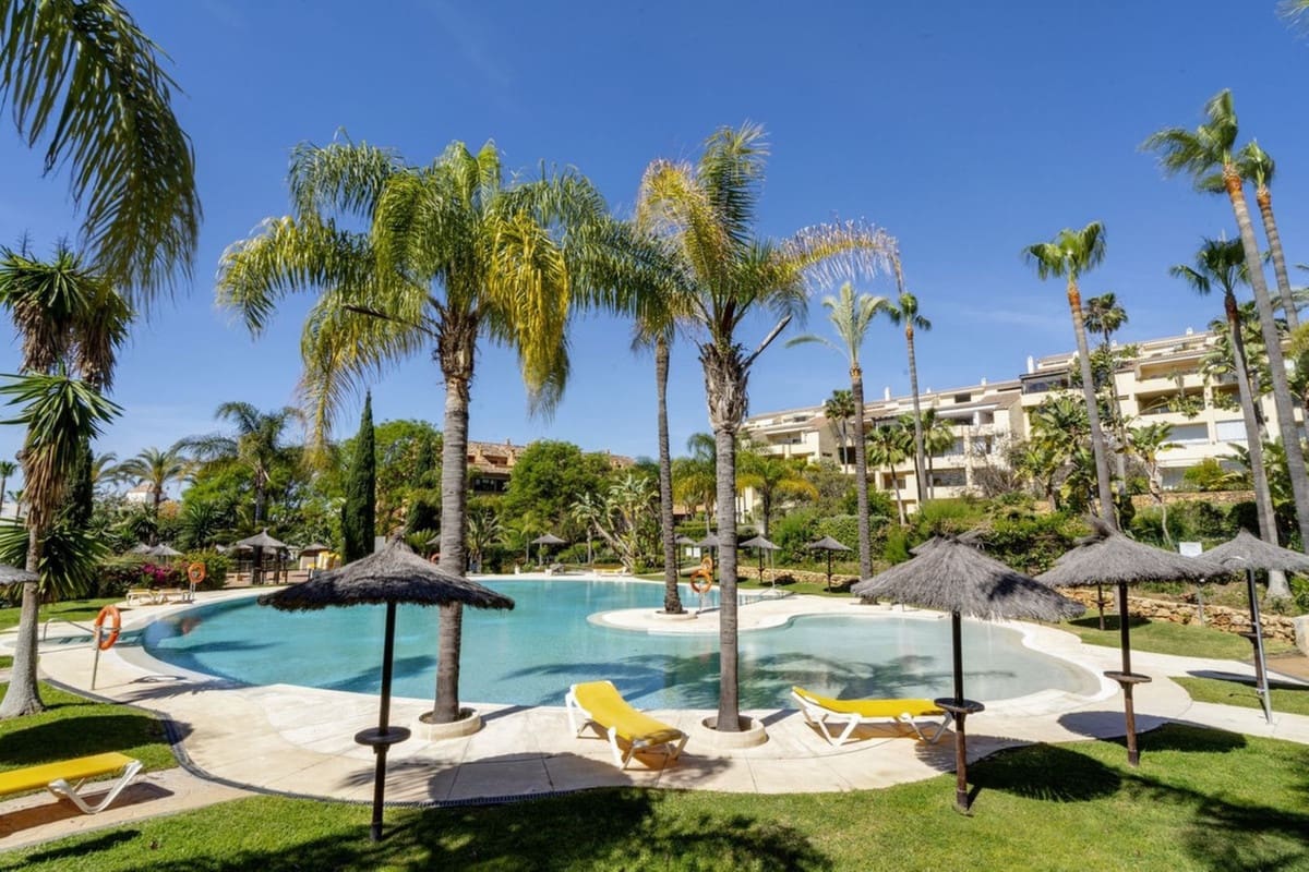 Apartamento de 3 habitaciones en Bahía de Marbella en venta con piscina garaje - 615.000 € (Ref: 9541779)