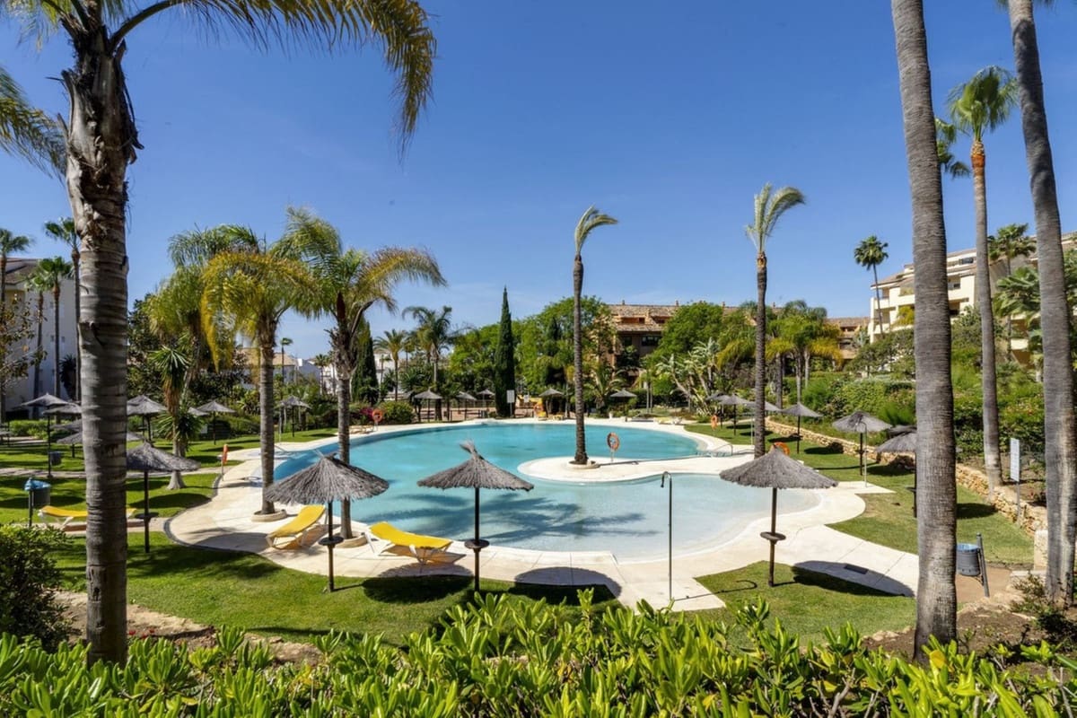 Apartamento de 3 habitaciones en Bahía de Marbella en venta con piscina garaje - 615.000 € (Ref: 9541779)