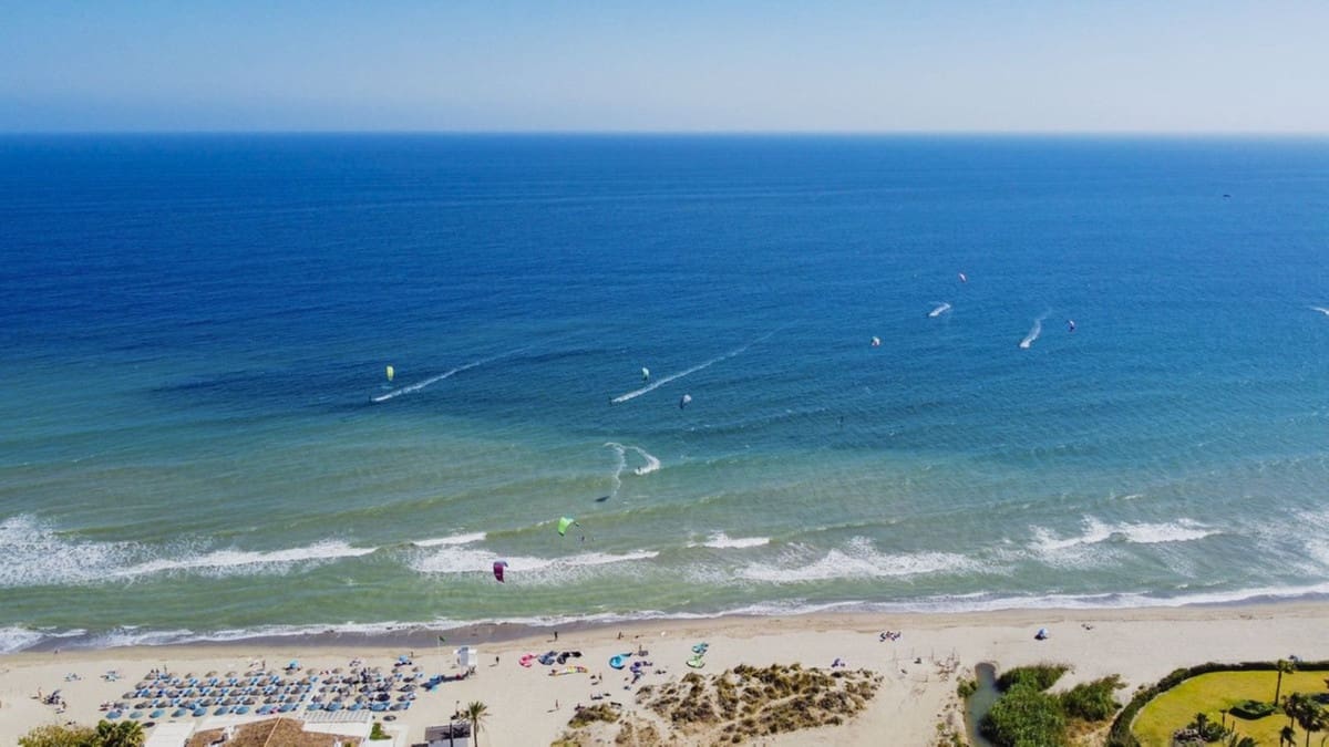 Apartamento de 3 habitaciones en Bahía de Marbella en venta con piscina garaje - 615.000 € (Ref: 9541779)