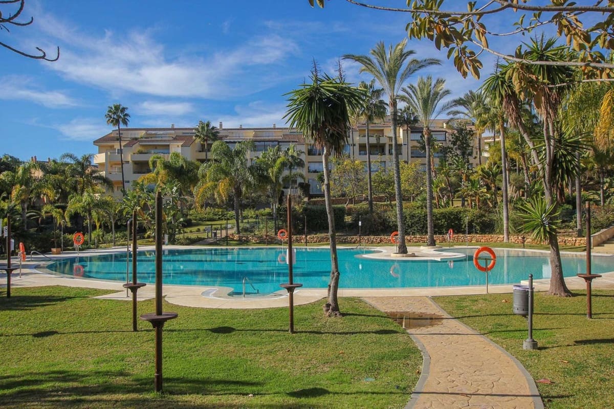 Apartamento de 3 habitaciones en Bahía de Marbella en venta con piscina garaje - 615.000 € (Ref: 9541779)