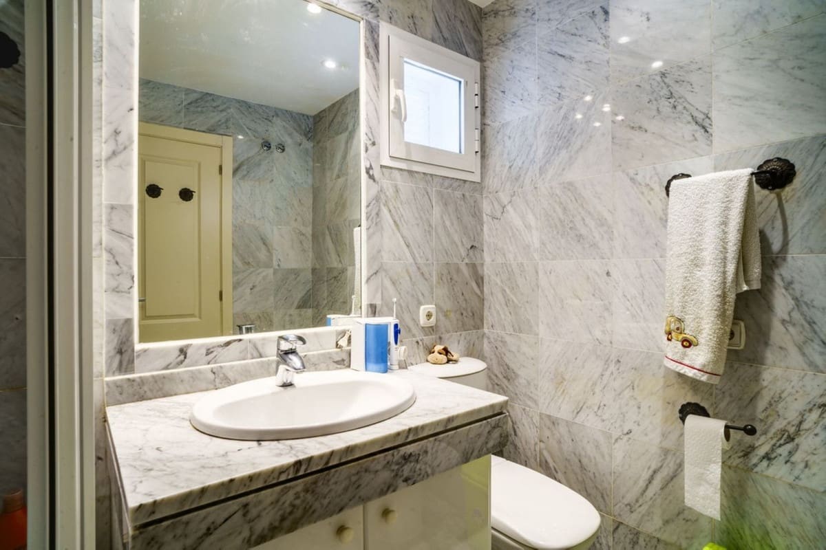 Apartamento de 3 habitaciones en Bahía de Marbella en venta con piscina garaje - 615.000 € (Ref: 9541779)