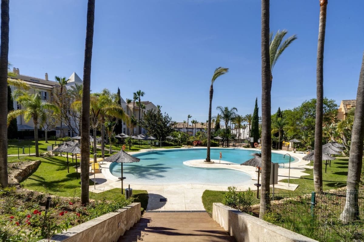 Apartamento de 3 habitaciones en Bahía de Marbella en venta con piscina garaje - 615.000 € (Ref: 9541779)