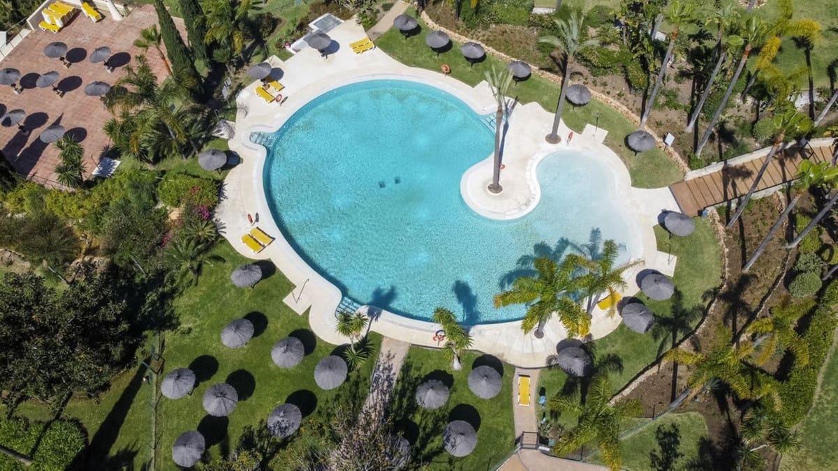 Apartamento de 3 habitaciones en Bahía de Marbella en venta con piscina garaje - 615.000 € (Ref: 9541779)