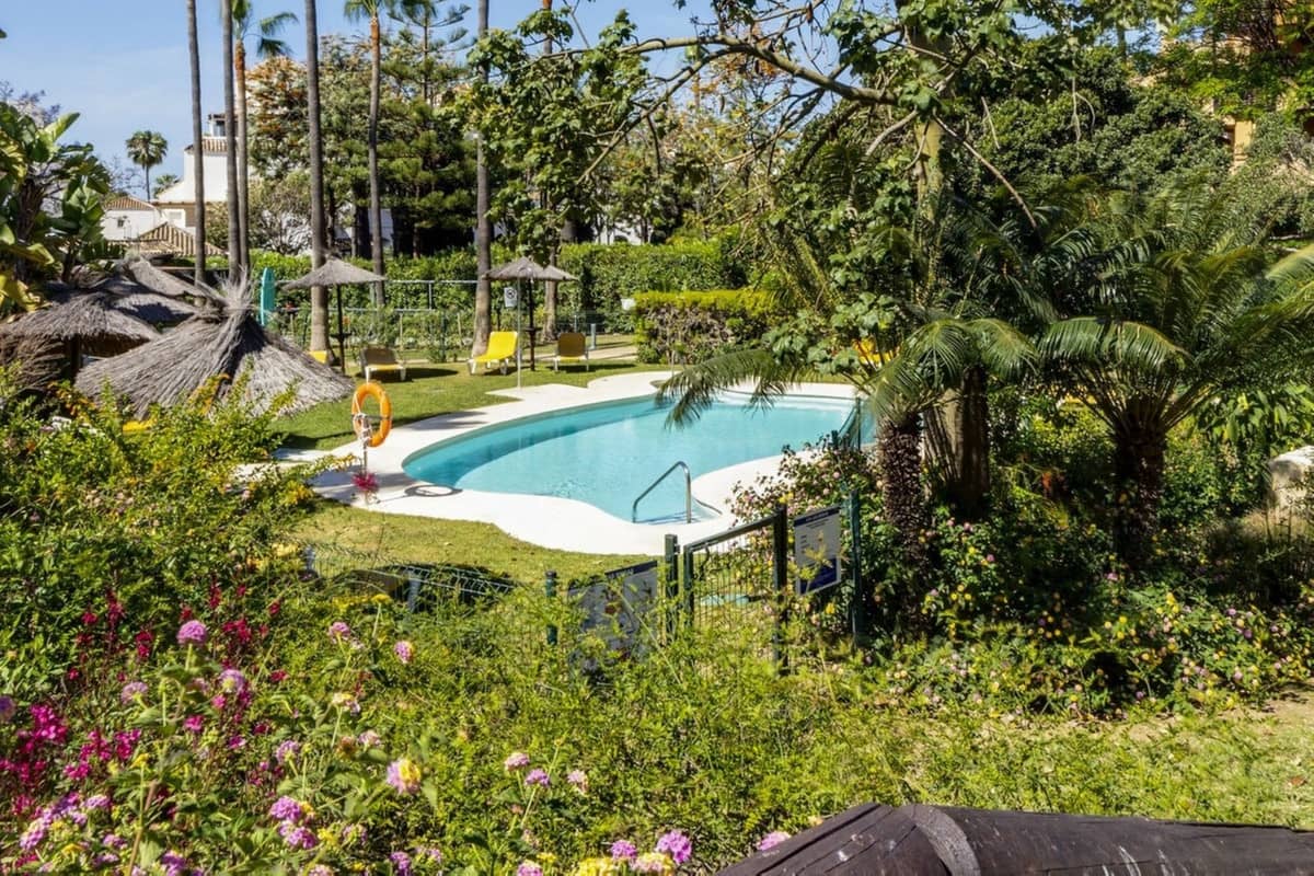Apartamento de 3 habitaciones en Bahía de Marbella en venta con piscina garaje - 615.000 € (Ref: 9541779)