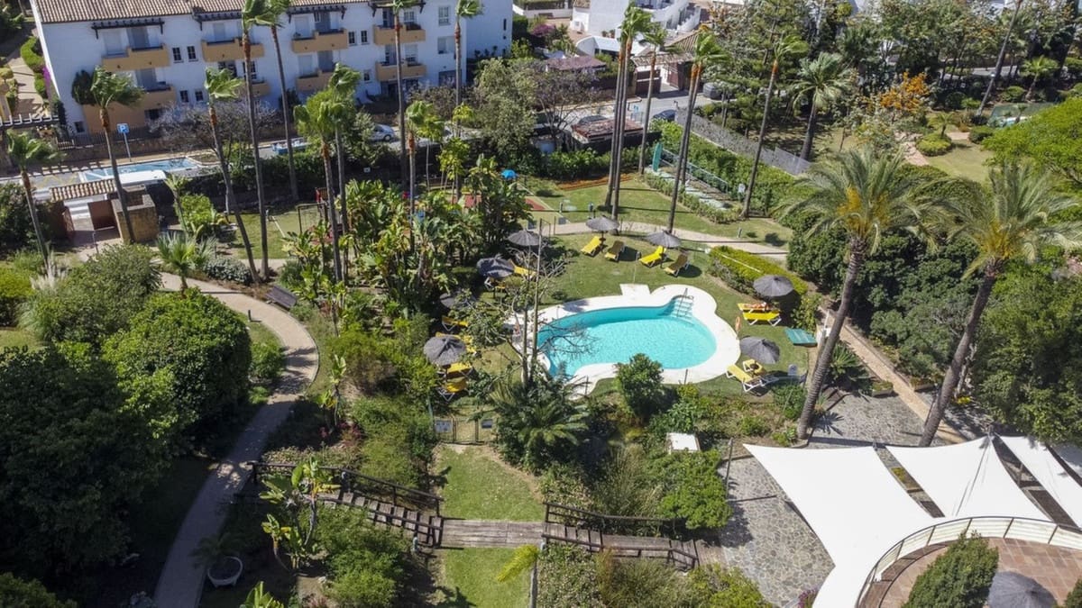 Apartamento de 3 habitaciones en Bahía de Marbella en venta con piscina garaje - 615.000 € (Ref: 9541779)