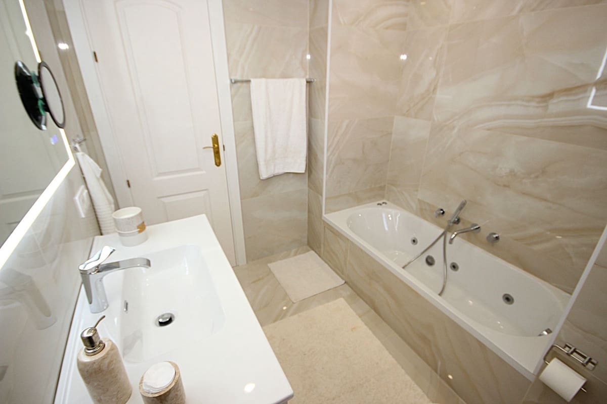 Apartamento de 2 habitaciones en La Reserva en venta con piscina garaje - 435.000 € (Ref: 9541781)