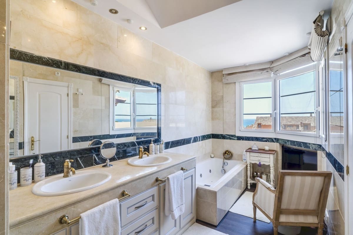 3 quarto Apartamento para venda em Bahia de Marbella com piscina garagem - 3 200 000 € (Ref: 9541786)