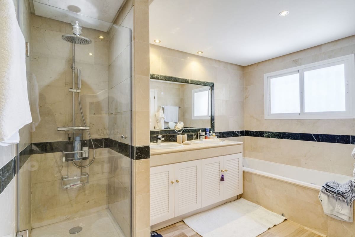 3 quarto Apartamento para venda em Bahia de Marbella com piscina garagem - 3 200 000 € (Ref: 9541786)