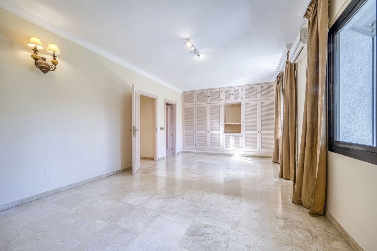 5 quarto Moradia para venda em Los Monteros com piscina garagem - 3 900 000 € (Ref: 9541788)