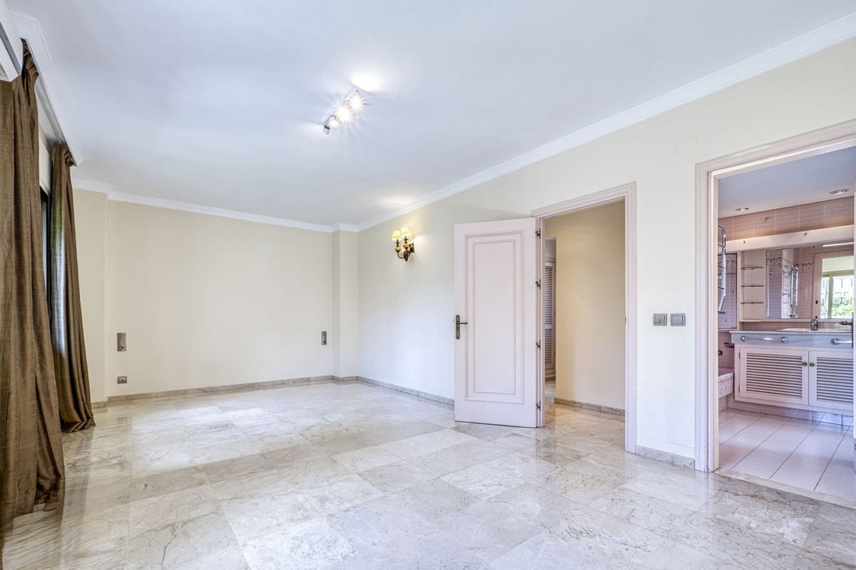 5 quarto Moradia para venda em Los Monteros com piscina garagem - 3 900 000 € (Ref: 9541788)