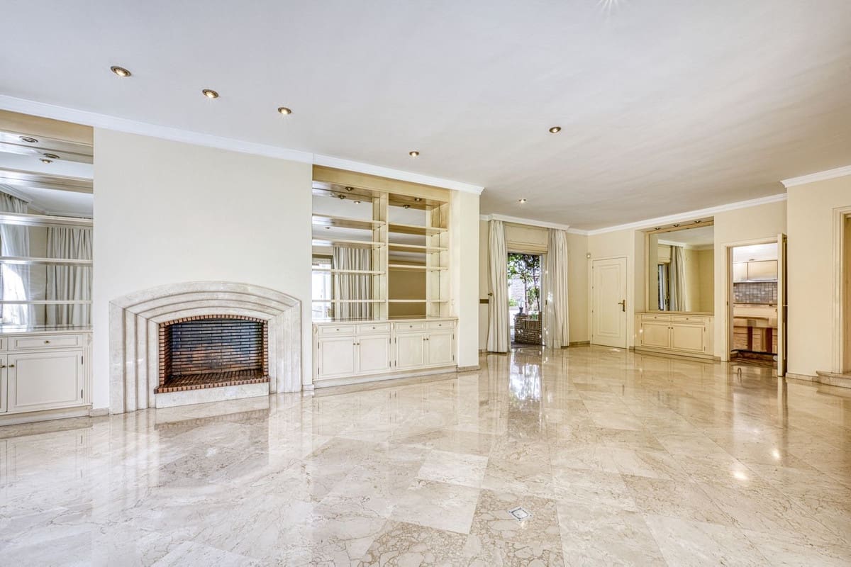 5 quarto Moradia para venda em Los Monteros com piscina garagem - 3 900 000 € (Ref: 9541788)