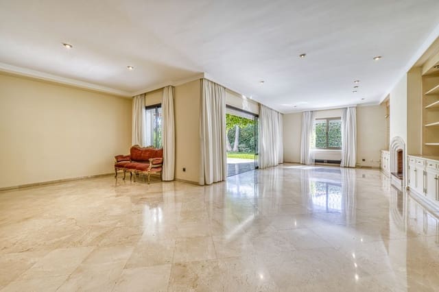 5 sypialnia Willa na sprzedaż w Los Monteros, Marbella z basenem garażem - 3 900 000 € (Ref: 9541788)