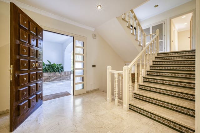 5 sypialnia Willa na sprzedaż w Los Monteros, Marbella z basenem garażem - 3 900 000 € (Ref: 9541788)