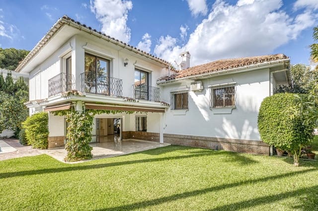 5 sypialnia Willa na sprzedaż w Los Monteros, Marbella z basenem garażem - 3 900 000 € (Ref: 9541788)