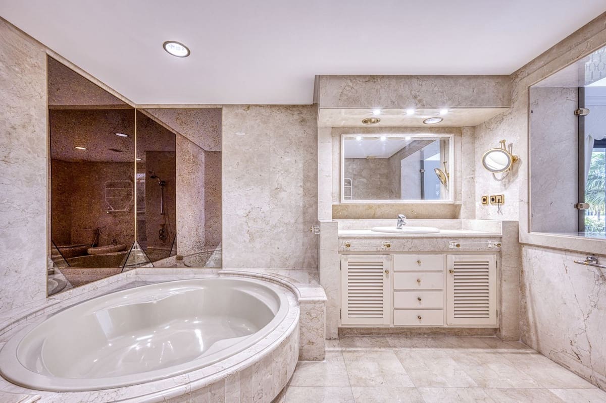 5 quarto Moradia para venda em Los Monteros com piscina garagem - 3 900 000 € (Ref: 9541788)