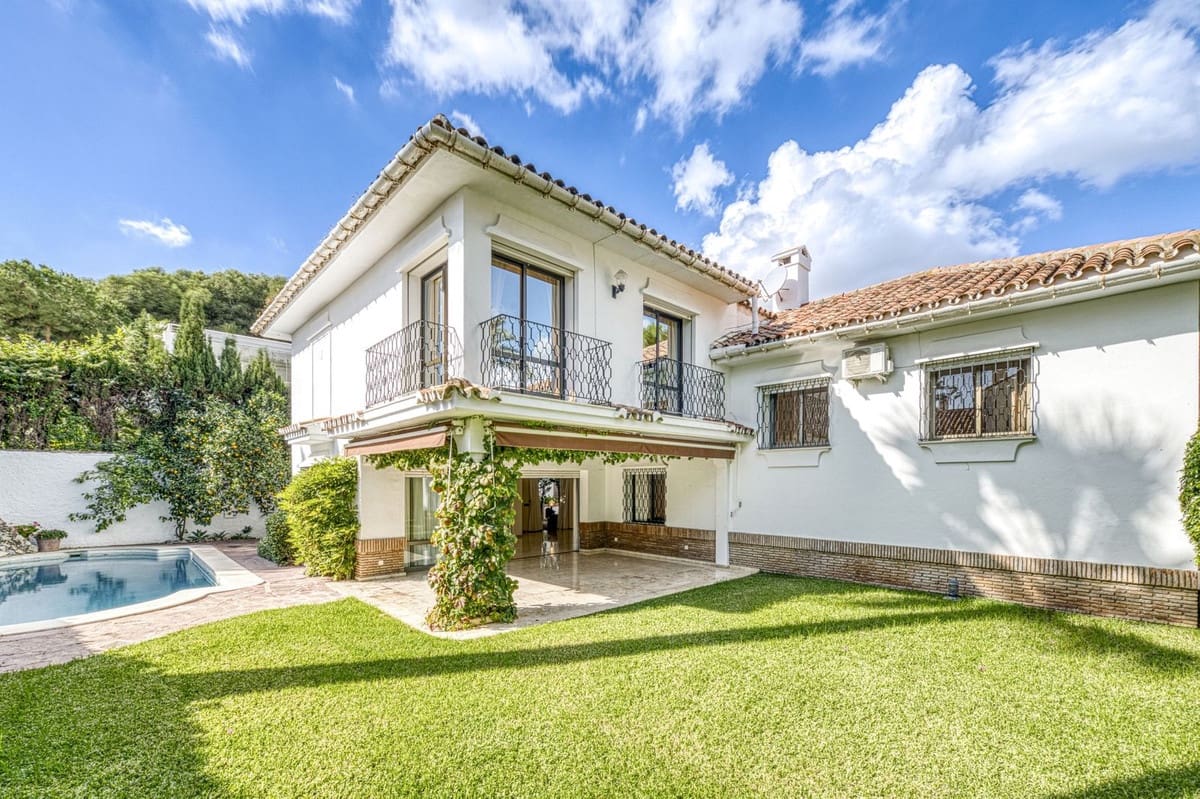 5 quarto Moradia para venda em Los Monteros com piscina garagem - 3 900 000 € (Ref: 9541788)