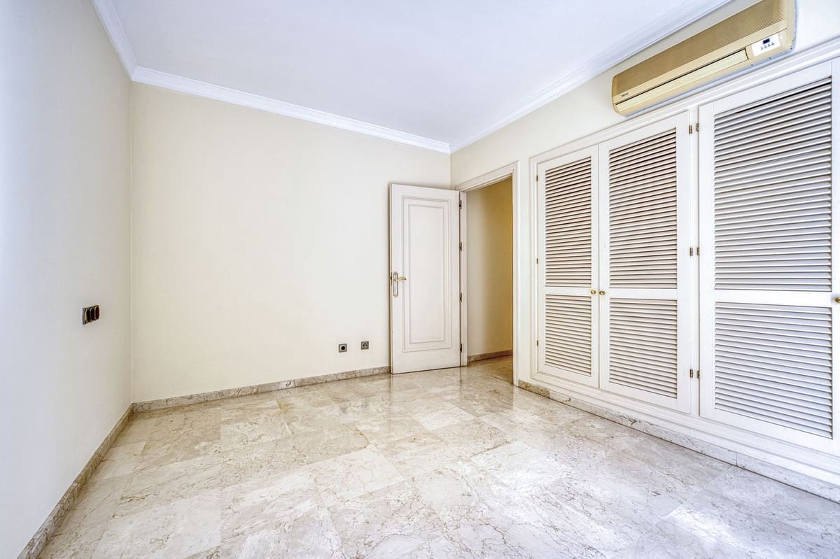 5 quarto Moradia para venda em Los Monteros com piscina garagem - 3 900 000 € (Ref: 9541788)