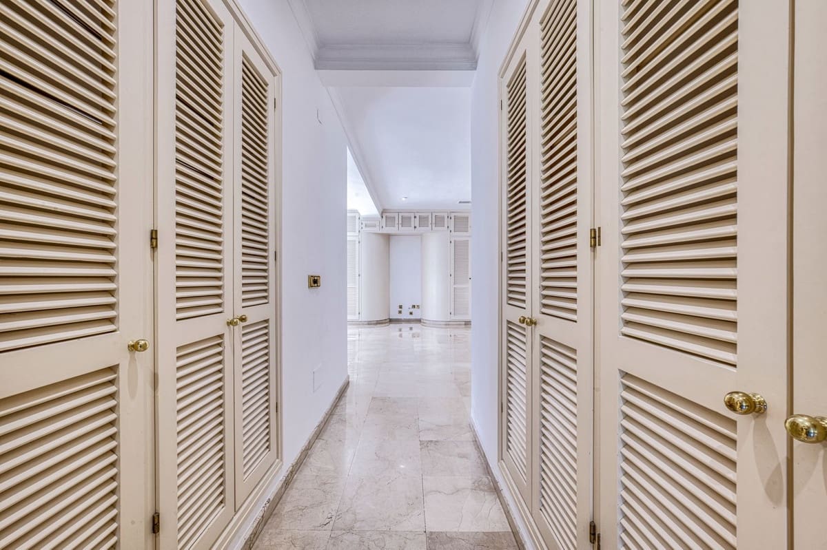 5 quarto Moradia para venda em Los Monteros com piscina garagem - 3 900 000 € (Ref: 9541788)