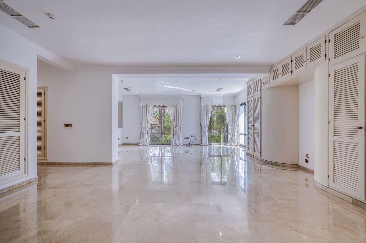 5 quarto Moradia para venda em Los Monteros com piscina garagem - 3 900 000 € (Ref: 9541788)