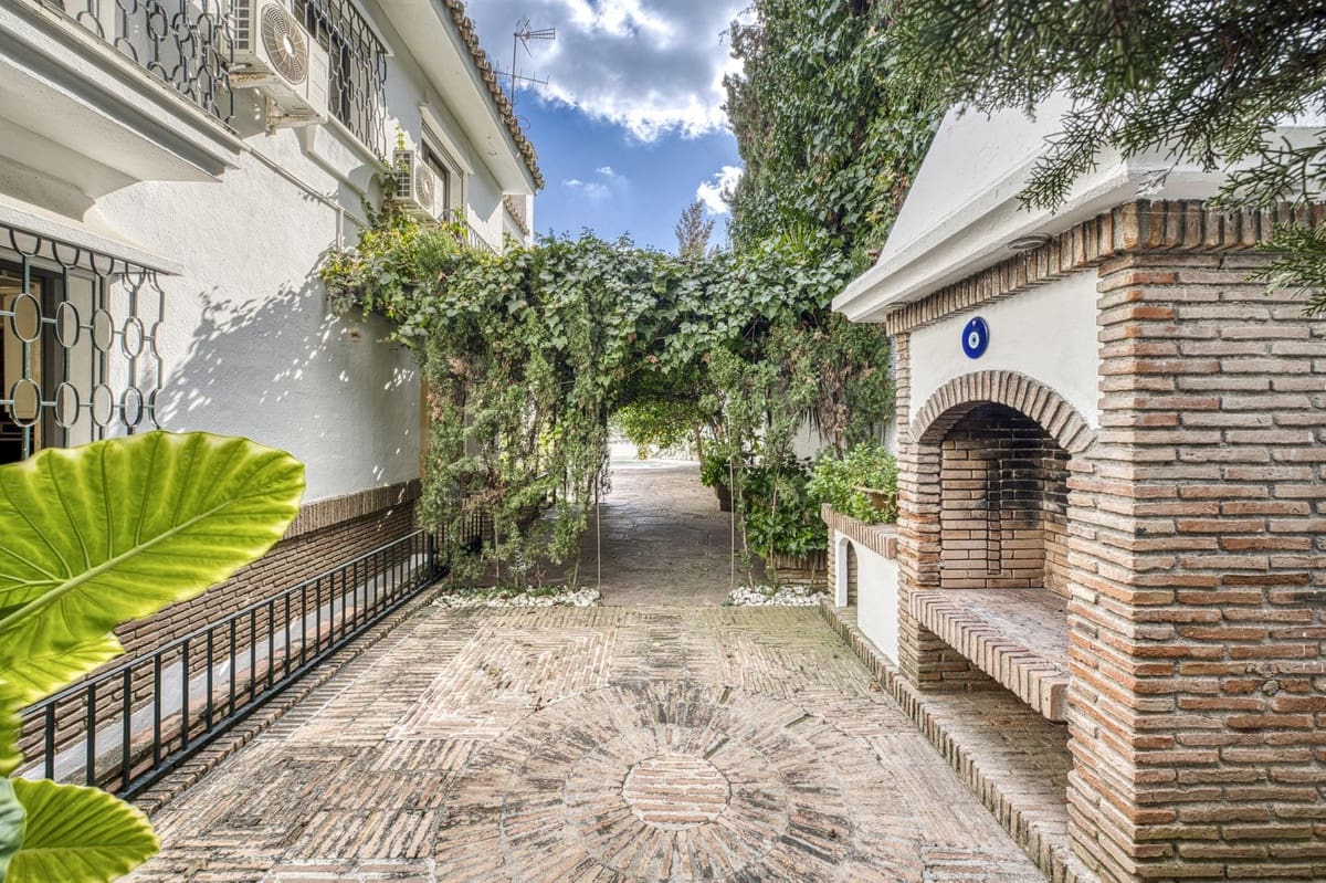 5 quarto Moradia para venda em Los Monteros com piscina garagem - 3 900 000 € (Ref: 9541788)