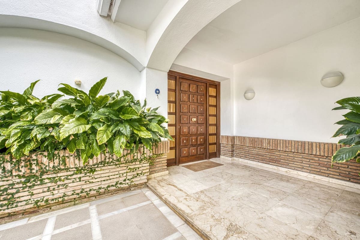 5 quarto Moradia para venda em Los Monteros com piscina garagem - 3 900 000 € (Ref: 9541788)