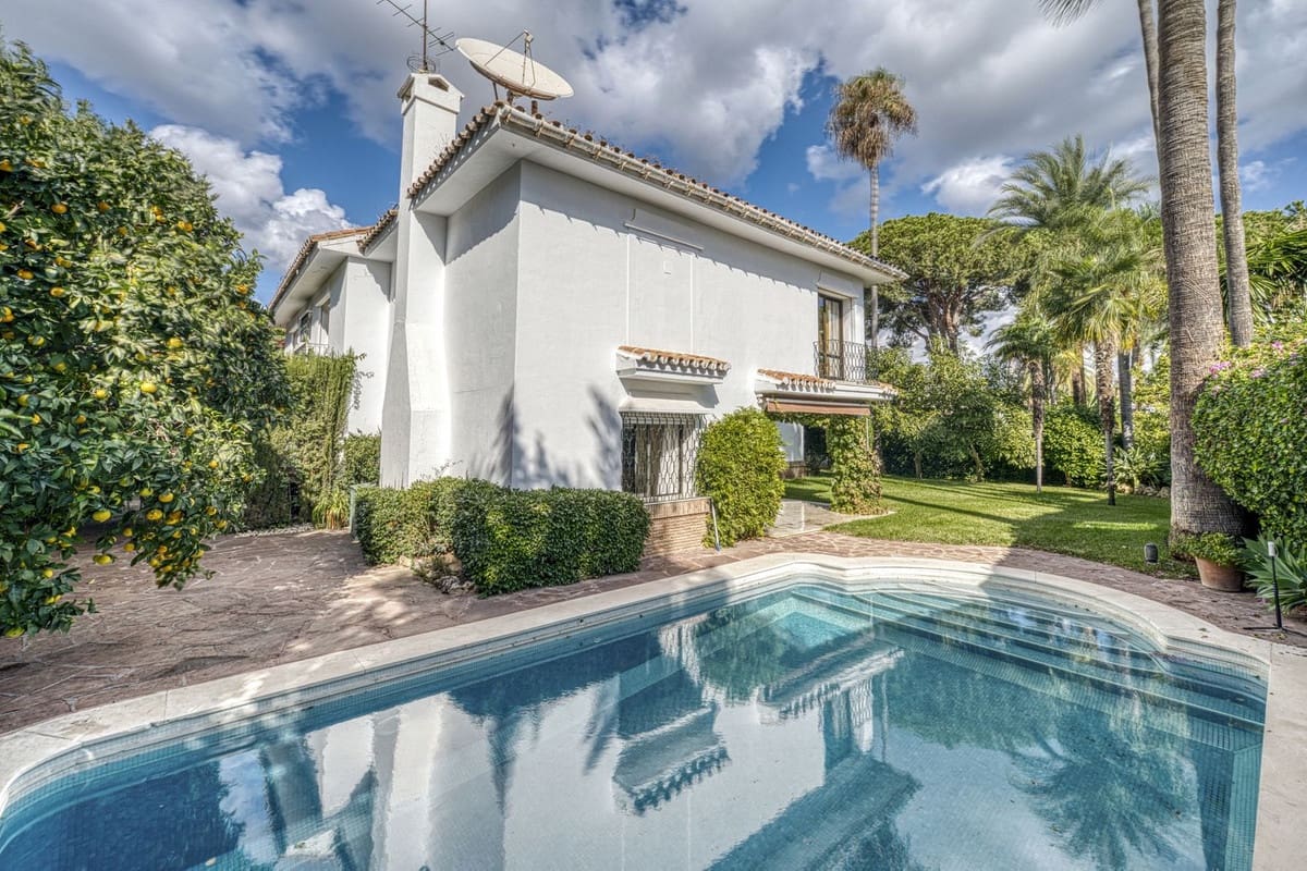 5 quarto Moradia para venda em Los Monteros com piscina garagem - 3 900 000 € (Ref: 9541788)