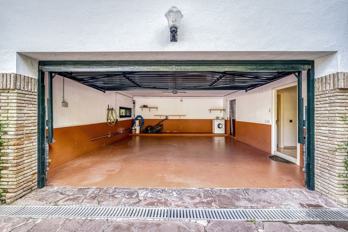5 makuuhuone Huvila myytävänä paikassa Los Monteros mukana uima-altaan 
autotalli - 3 900 000 € (Ref: 9541788)