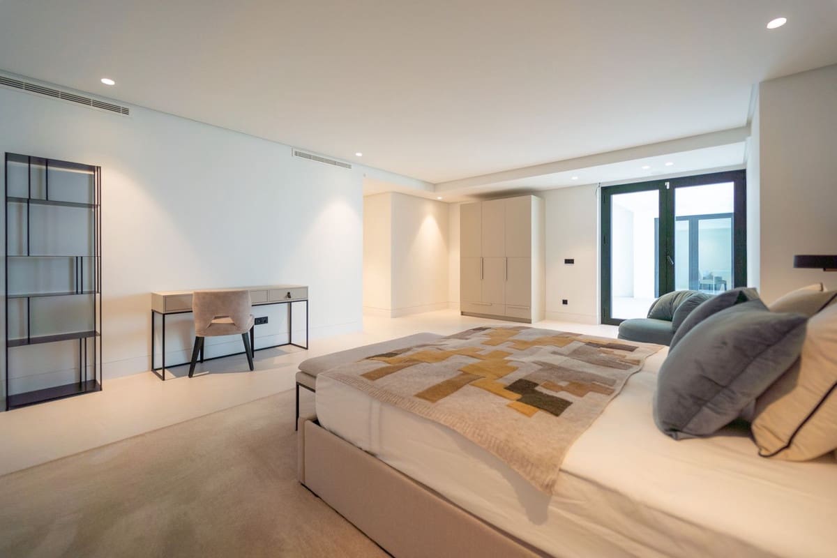 5 bedroom Villa for sale in Nueva Andalucia with pool garage - € 4,700,000 (Ref: 9541790)