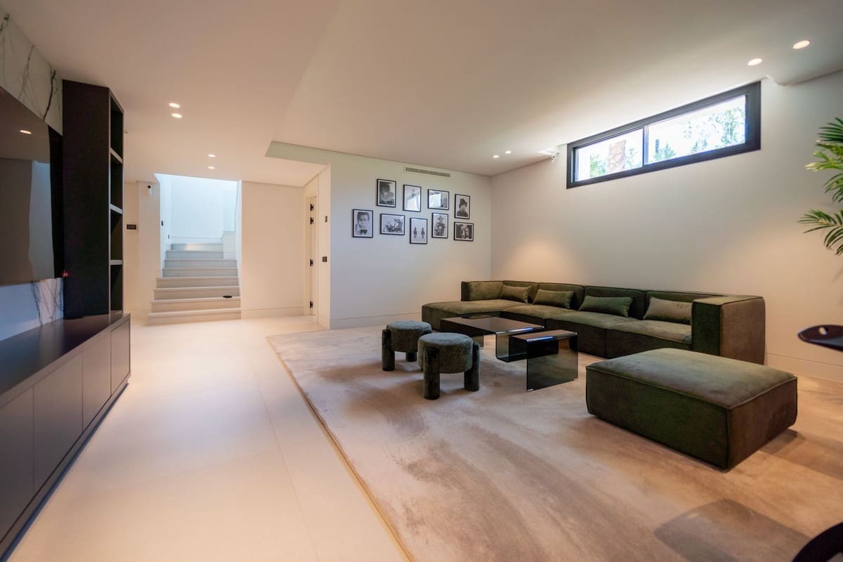 5 bedroom Villa for sale in Nueva Andalucia with pool garage - € 4,700,000 (Ref: 9541790)