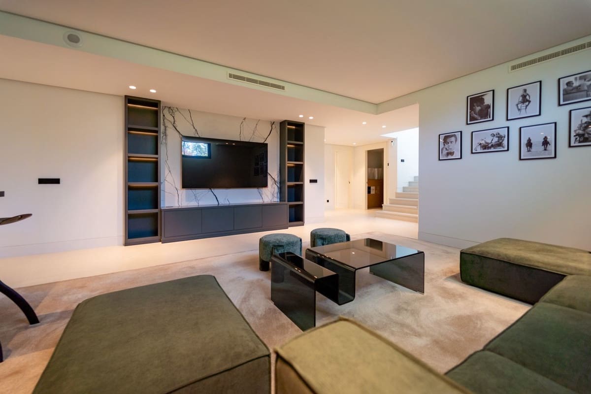 5 bedroom Villa for sale in Nueva Andalucia with pool garage - € 4,700,000 (Ref: 9541790)