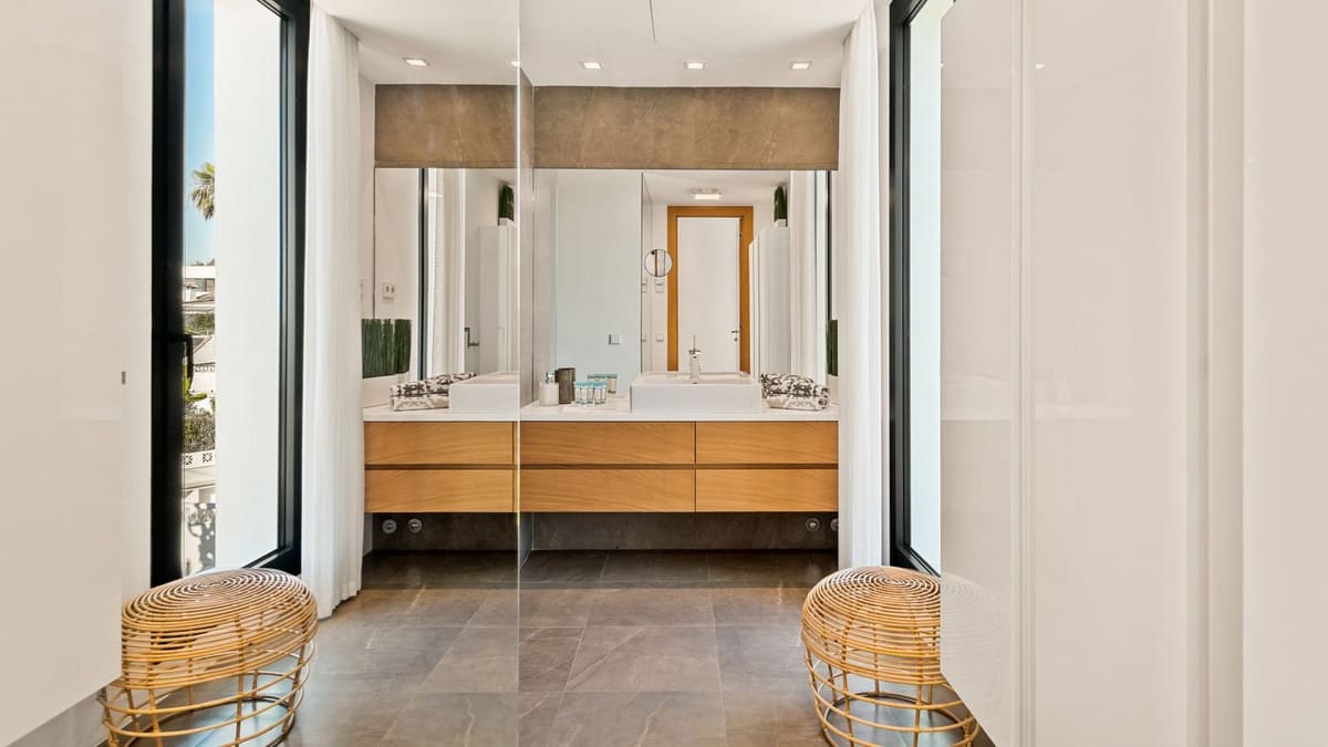 6 bedroom Villa for sale in Las Chapas with pool garage - € 6,500,000 (Ref: 9541792)