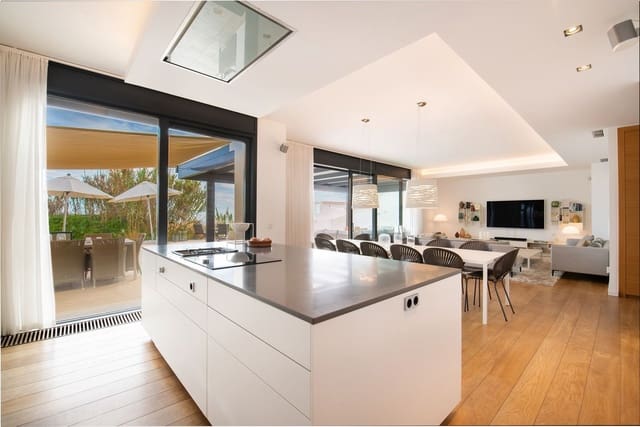 6 soverom Villa til salgs i Las Chapas, Marbella med svømmebasseng garasje - € 6 500 000 (Ref: 9541792)