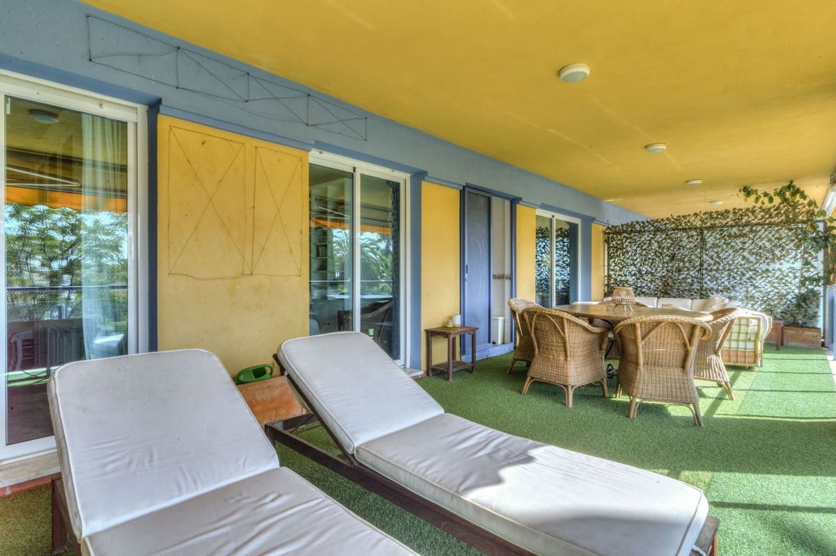 Apartamento de 2 habitaciones en Bahía de Marbella en venta con piscina garaje - 650.000 € (Ref: 9541795)
